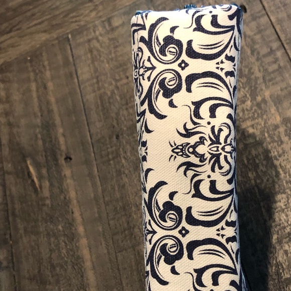 Essential Oil Bag-holds up to 10 oils. 5 or 15 ml size. Navy/white. NWT - Picture 4 of 7